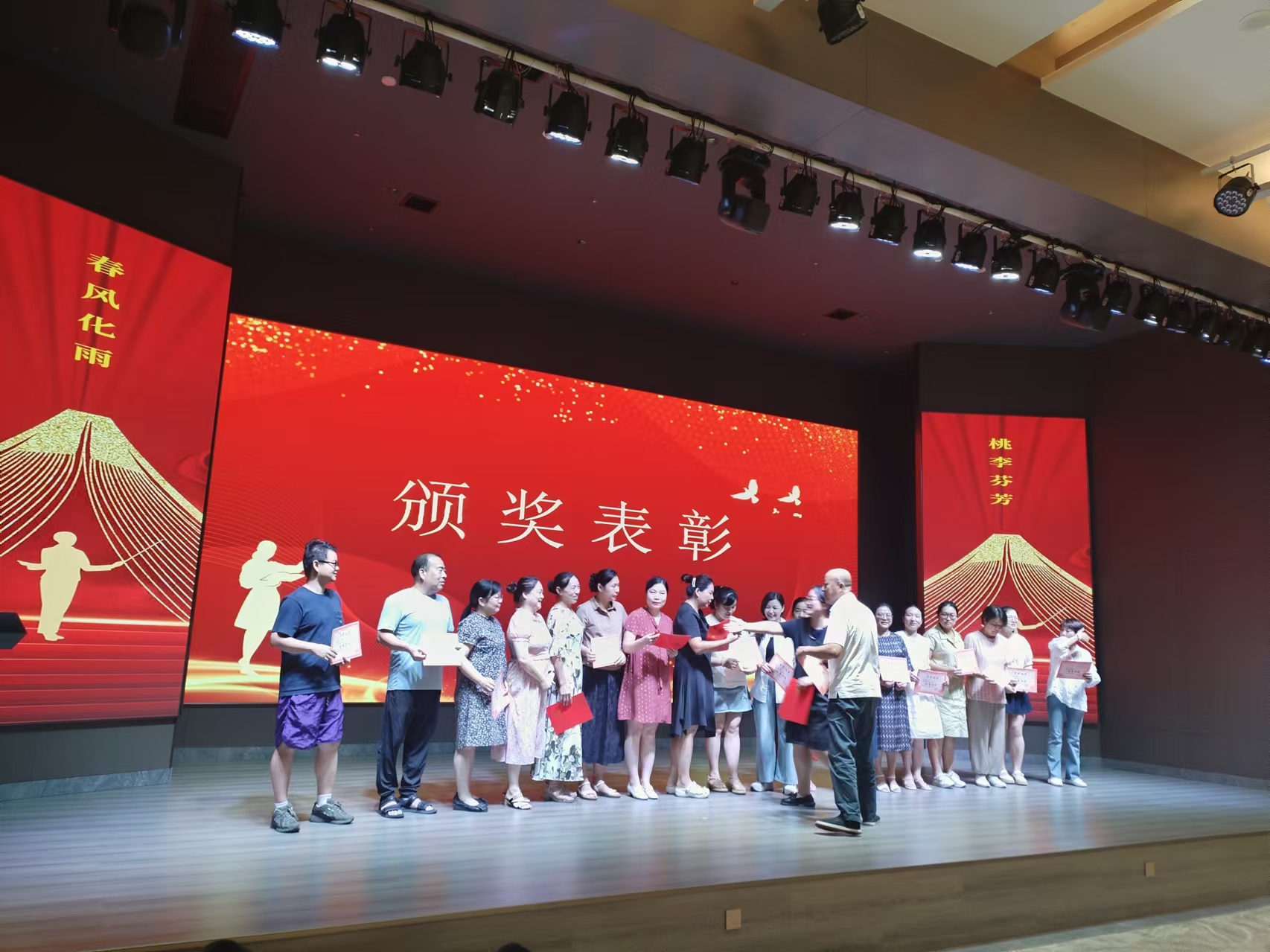 9月10日，曙光学校教师节文艺晚会在全球最大体育平台IOS/安卓全站最新版下载溢香园酒店举办